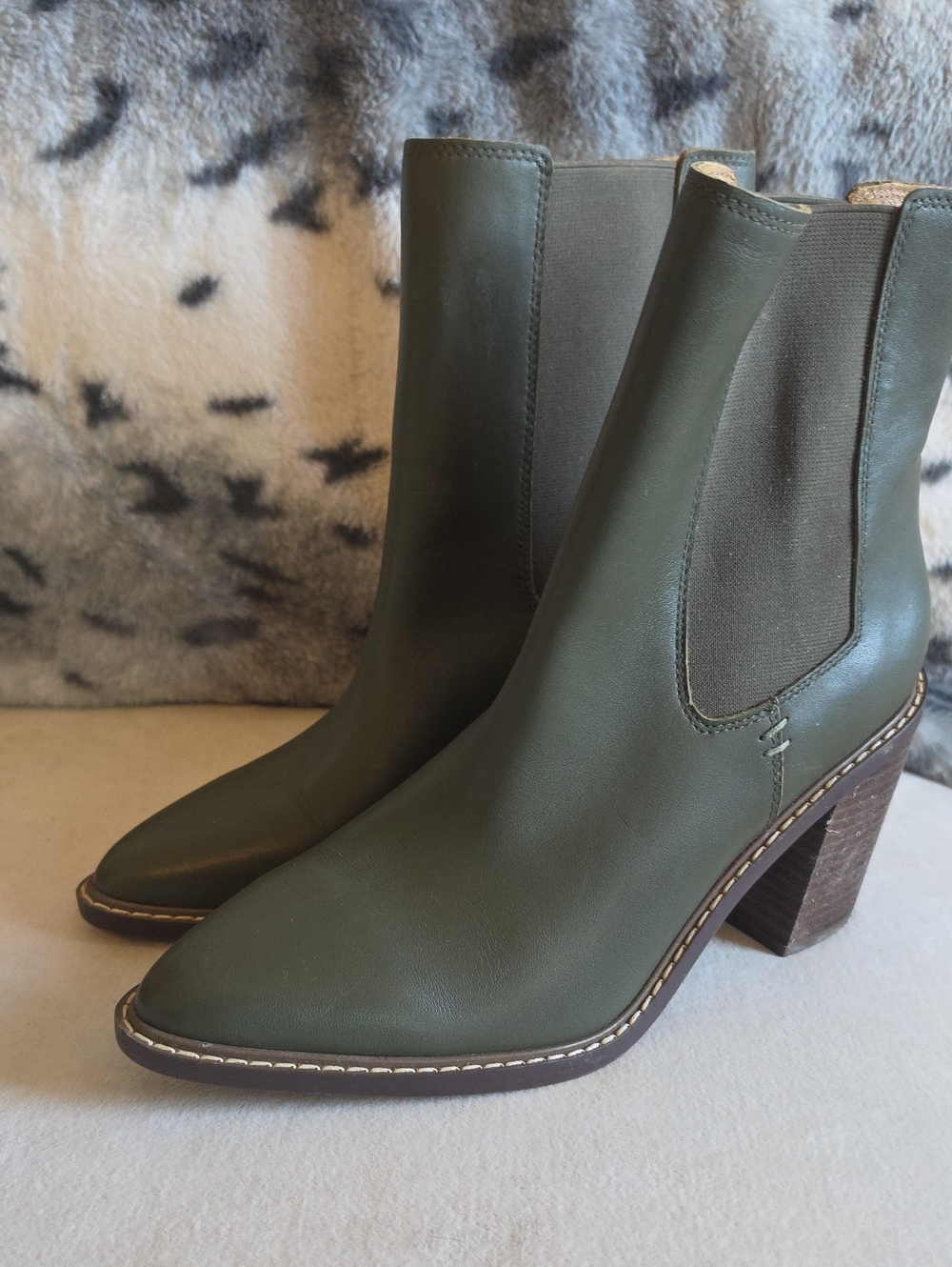CROWN VINTAGE Sz 9.5 Olive Green Chelsea Block Heel Booties EUC
